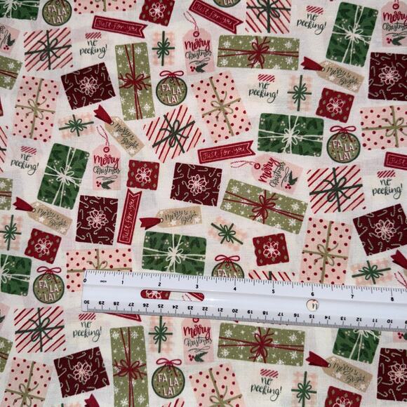 Presents, Gifts Tags & Bows - Christmas Village - Riley Blake Designs - 1 Yard - Picture 3 of 8